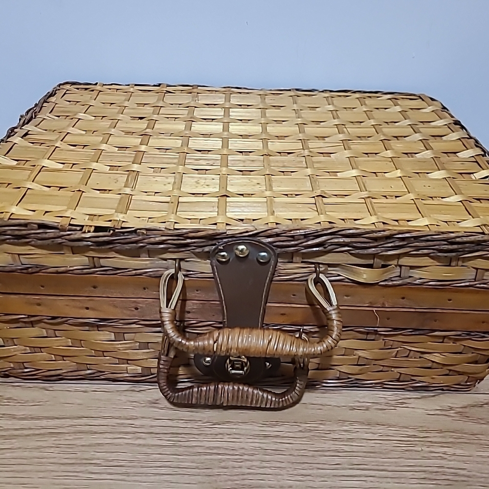 Vintage Wicker Picnic Basket Set. 4 Person Complete. Retro Floral Lining - Picture 4 of 6